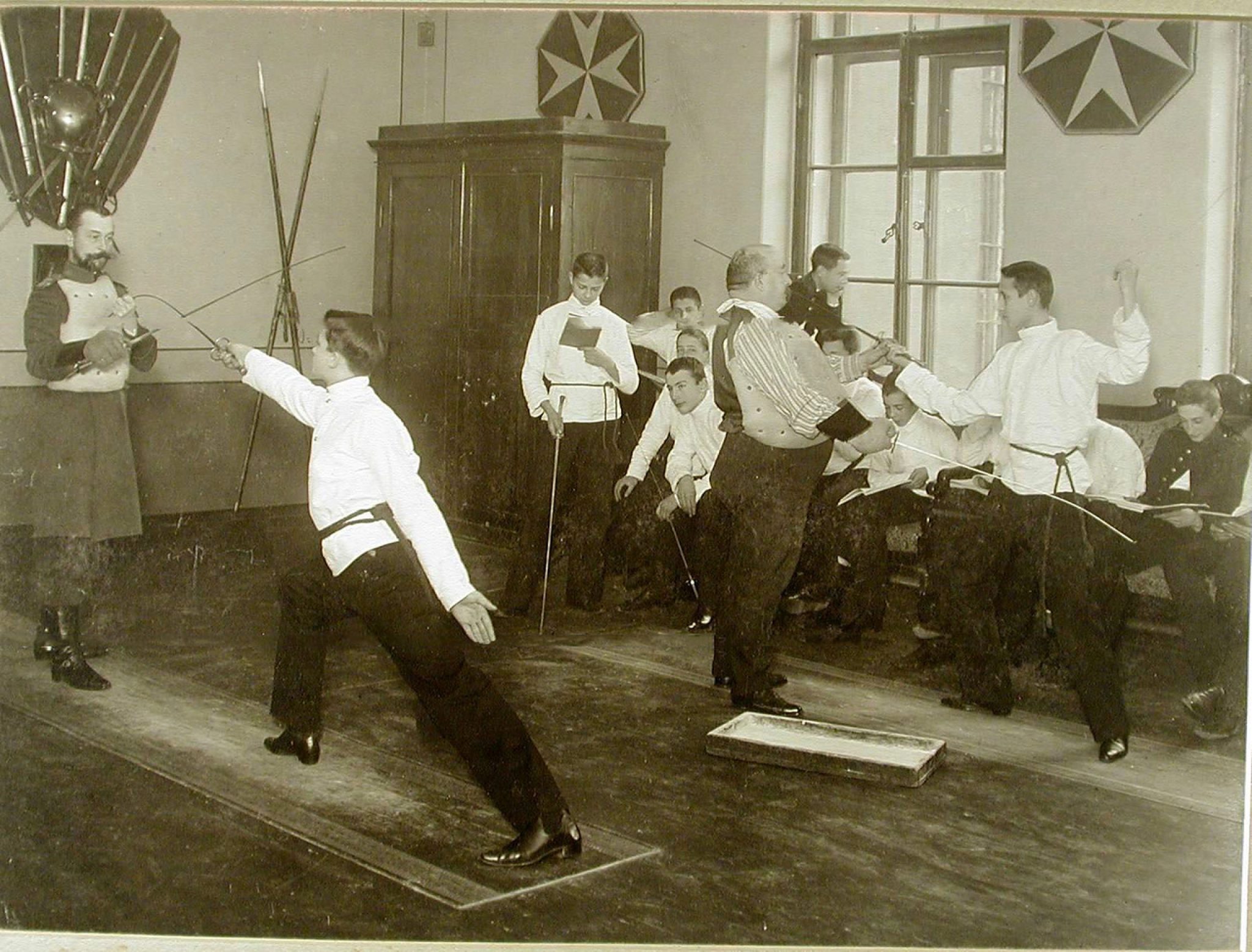 История фотографии 2. Воспитанники Пажеского корпуса / (1904-1907). Фехтовальщики 19 века в России. «Век фехтования», в. Штейнбах. Фехтовальный зал 19 века.