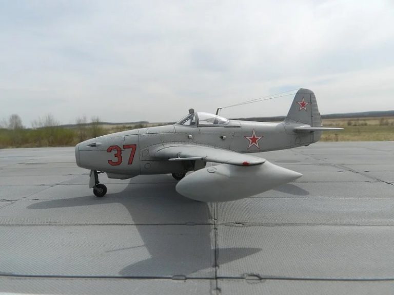 Модель истребителя Як-17. Автор модели Игорь Емашев.