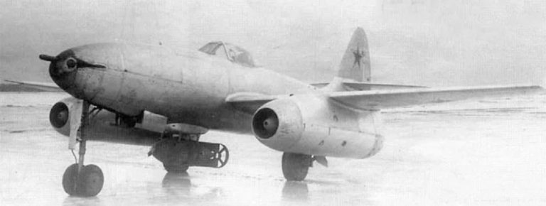 Истребитель-бомбардировщик Су-9 с подвешенной бомбой.