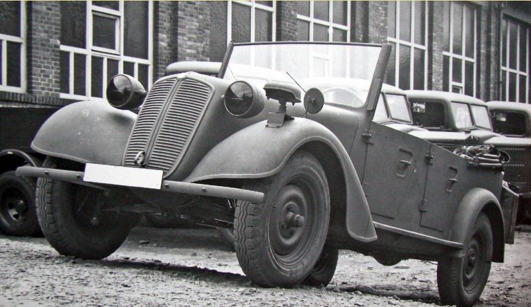 Доработанный четырёдверный 20-сильный кабриолет Т-57 образца 1936 года с откидным передним окном и светозащитными фарами. Фото 1941 года