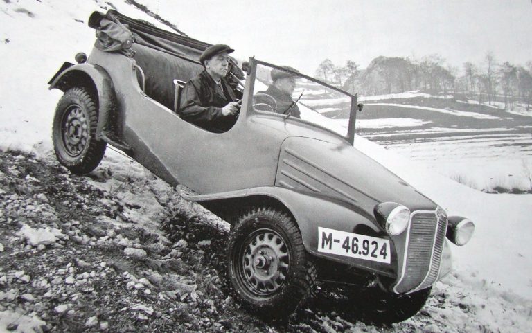  Испытания упрощенного автомобиля «Татра V750» без боковых дверей и двумя запасными колёсами на задней стенке кузова. 1937 год