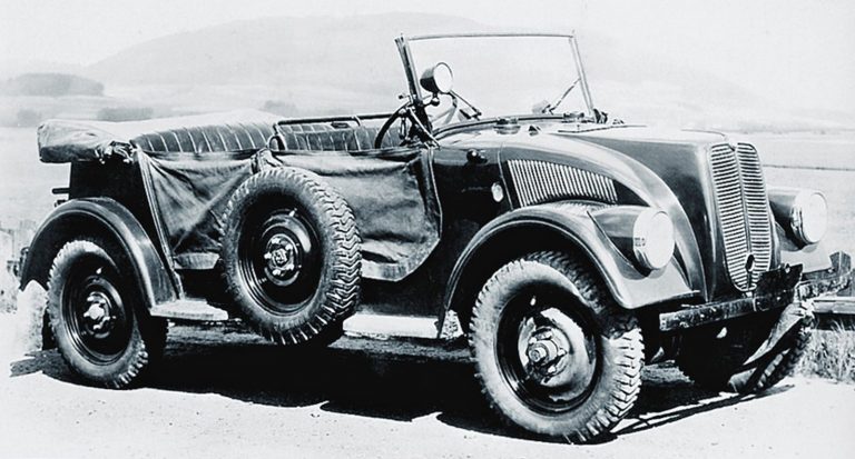  Опытный вариант «Татра V799» с привлекательными формами передка и боковыми выемками с брезентовыми загородками вместо дверей. 1938 год