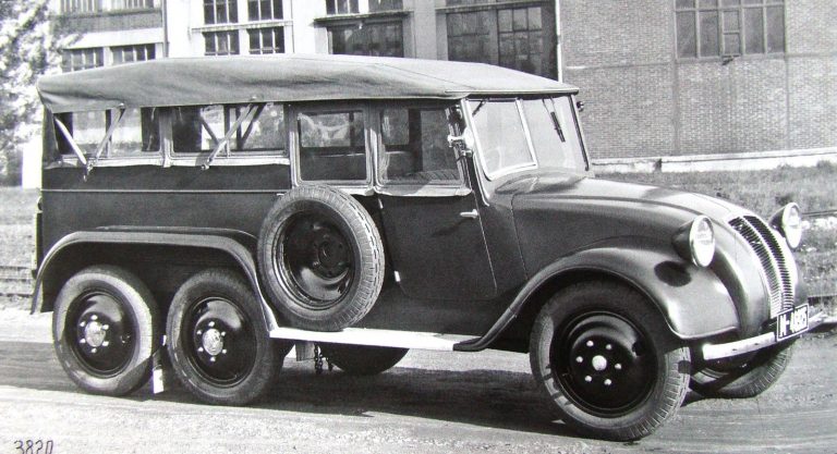 Штабная машина «Татра-82» с новой облицовкой капота, независимой подвеской всех колёс и пятиместным кузовом с тентом. 1936-1940 гг.