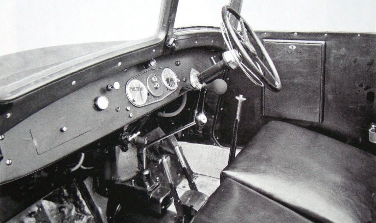 Интерьер командирского автомобиля Т-82 с правосторонним расположением рулевого колеса и прочих органов управления. 1936 год