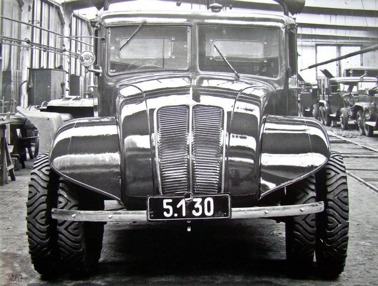 Пробный образец двухтонного военного грузовика «Татра-82» с передними неведущими двускатными колёсами для изучения проходимости