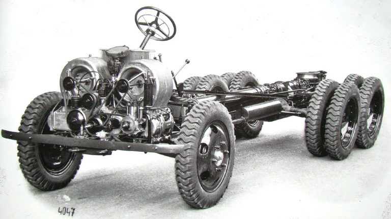 Шасси грузовика Т-82 с оппозитным мотором воздушного охлаждения, двумя вентиляторами и центральной трубчатой рамой. 1936 год