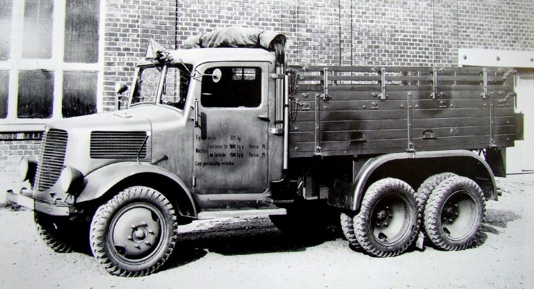 Лёгкий армейский грузовик Т-92 с цельнометаллическими кабиной с покатым капотом и задними двускатными колёсами. 1938-1940 гг.