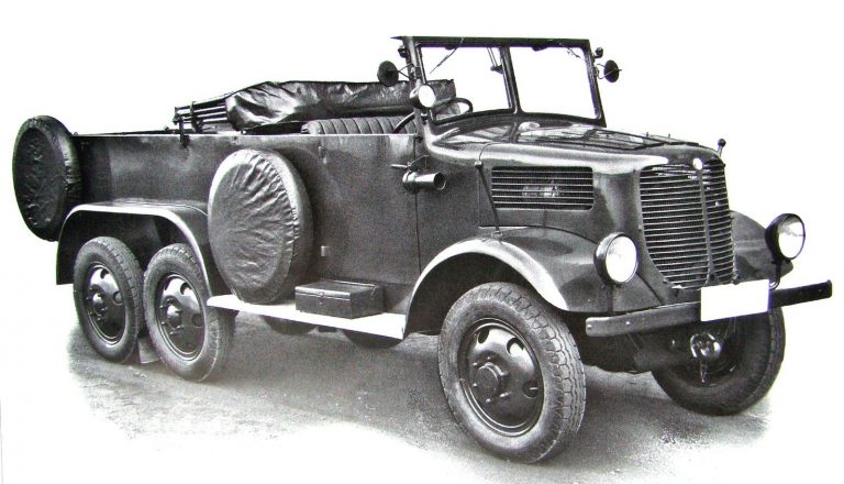 Одна из 45 разведывательных машин Т-93R для Румынии с продольными скамьями в кузове и четырьмя запасными колёсами. 1937-1941 гг.