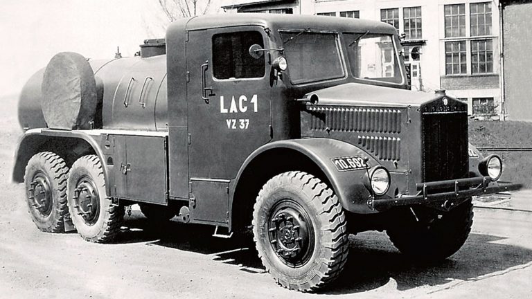Топливная автоцистерна Т-85А для буксировки двухосных прицепов Т-110 ёмкостью 3 000 литров с закрытой кабиной операторов. 1937 год