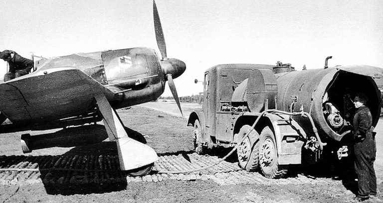 Топливозаправщик Т-85А Военно-воздушных сил Германии при заправке истребителя Focke-Wulf Fw.190A на аэродроме под Ленинградом. 1943 год