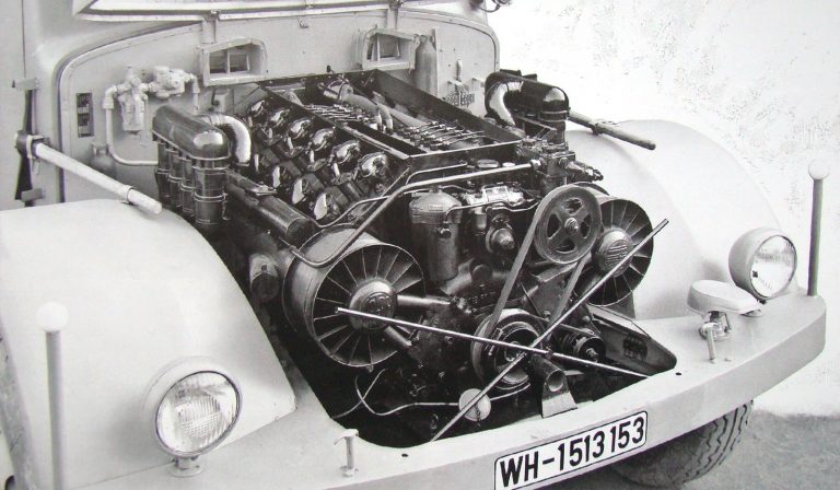 Верхнеклапанный дизельный двигатель Т-103 рабочим объемом 14 825 см3 с непосредственным впрыском топлива системы Bosch. Сентябрь 1943 года