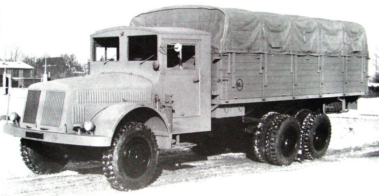 Грузовик Т-111 с упрощённой кабиной, плоскими лобовыми и боковыми стёклами и деревянным высокобортным кузовом с тентом. 1943 год