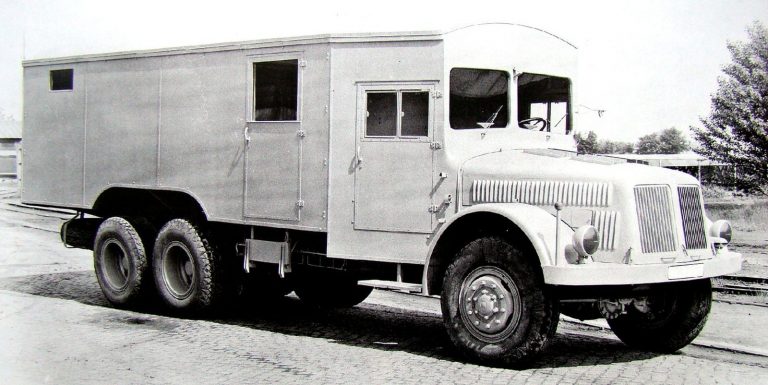 Автомобиль-фургон Т-111 с интегрированной деревометаллической кабиной немецкого образца для размещения полевой мастерской. Июнь 1944 года