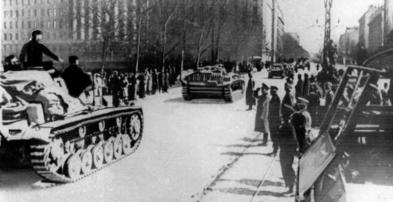 Гитлер мог напасть раньше: 80 лет назад Германия изменила планы и повернула на Югославию