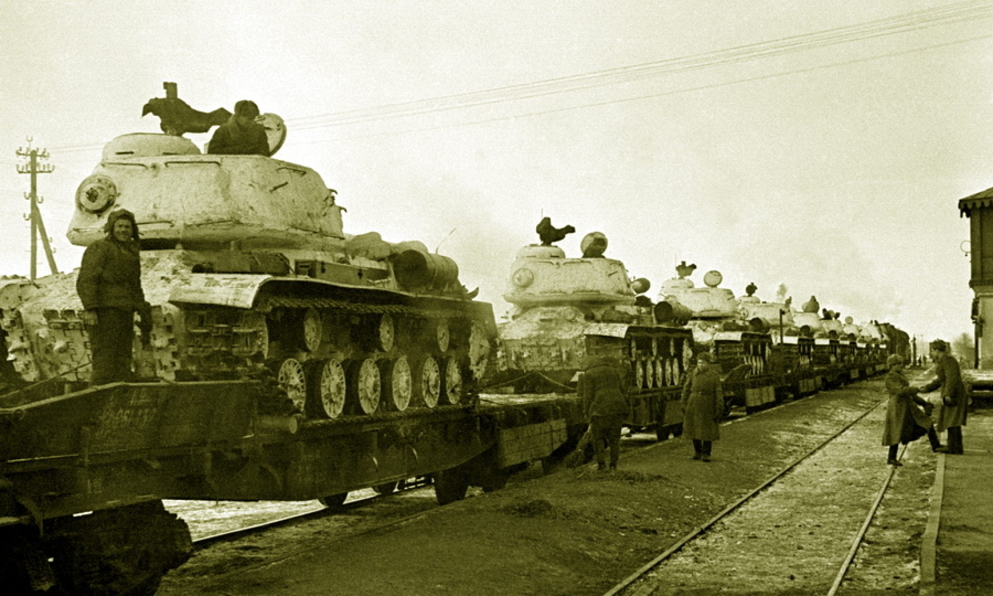 Военное положение железная дорога. Танк ИС 2 ВОВ. Военный эшелон 1941. Эшелон на Дальний Восток 1945. ИС 2 1943.