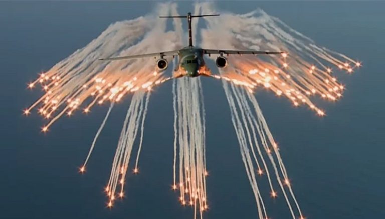  Отстрел тепловых ловушек с борта КС-390 во время испытаний (Кадр из официального видео ВВС Бразилии, размещенного на Youtube)