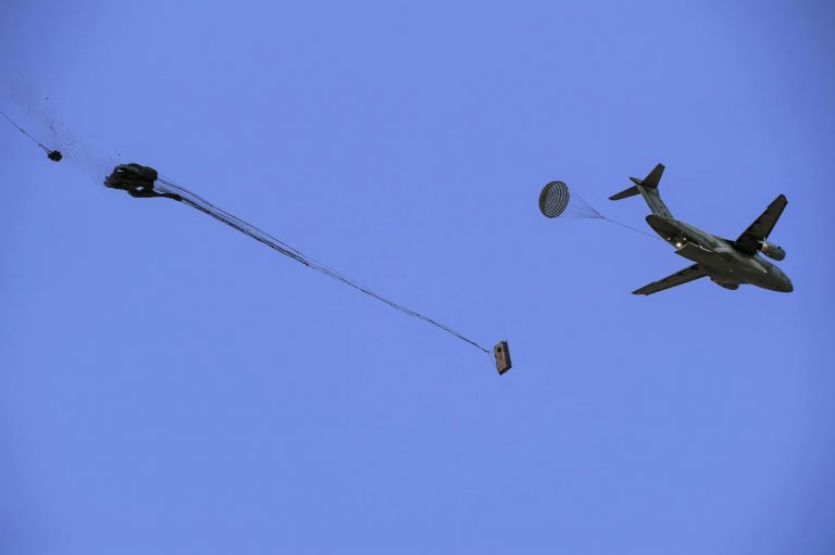  Отработка действий по десантированию техники и грузов с самолета С-390 (Фото с сайта компании Embraer)