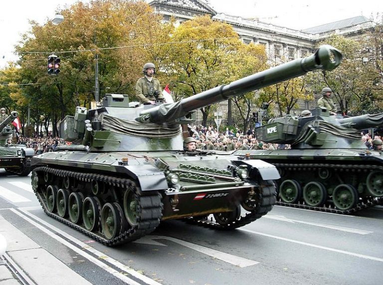 SK-105А2 на параде в Вене, 26 октября 2005 года tanks-encyklopedia.com