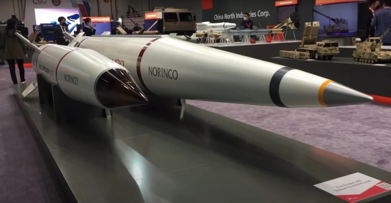  Китайские ракеты "Fire Dragon 480" (наибольшая по размеру) и "King Dragon 300" (на переднем плане). Автор: Abeona. Источник изображения: youtube.com