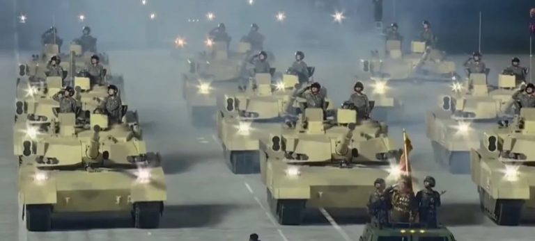  Кадры военного парад в Пхеньяне. Источник изображения: youtube.com