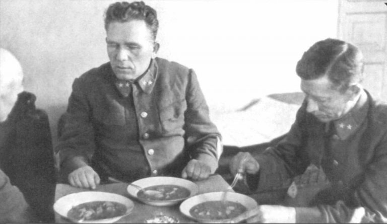  Генералы Понеделин и Кириллов в немецком плену. Источник: vif2ne.org