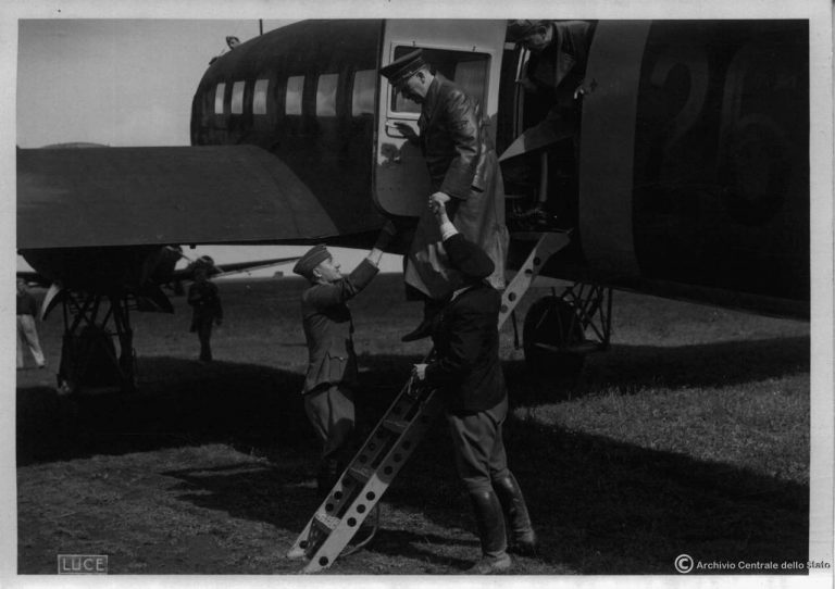  Гитлер выходит из самолёта на аэродроме г. Умань, Украина. 28 августа 1941 г. Источник: televignole.it