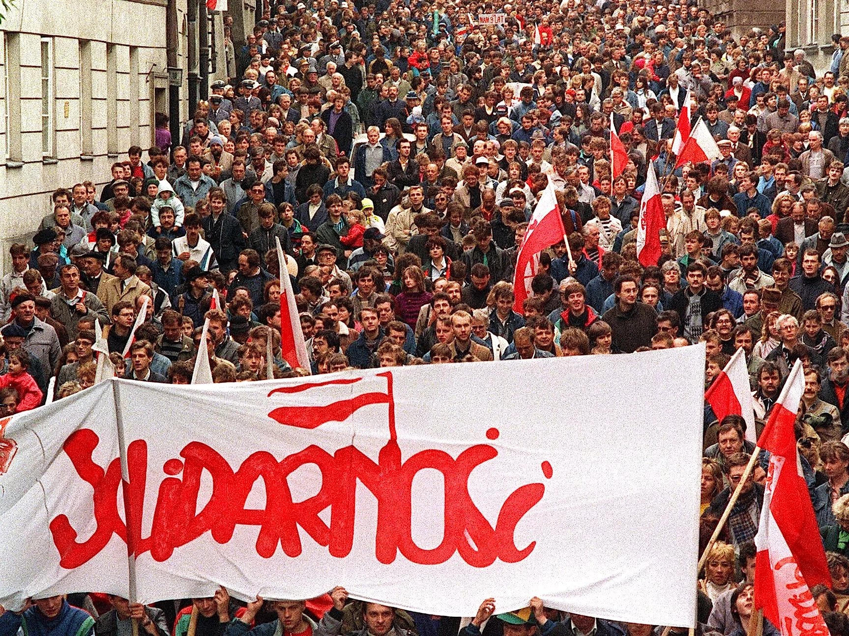 Бархатные революции 1989 страны. Солидарность Польша 1989. Солидарность Польша 1980. Бархатная революция в Польше 1989. Движение солидарность Лех Валенса.