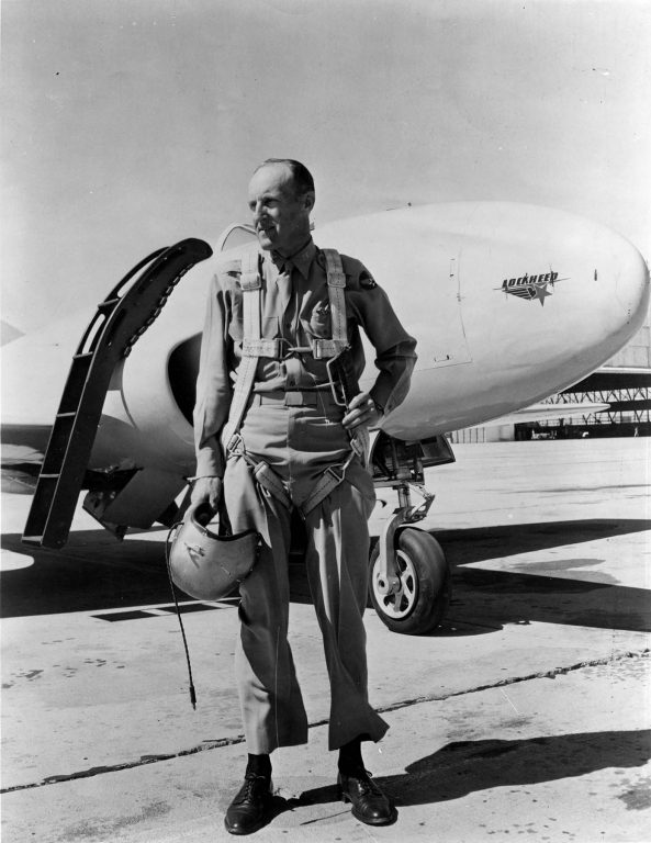 полковник Альберт Бойд на фоне рекордного самолета Lockheed XP-80R-1 Racey (бортовой номер 485200)
