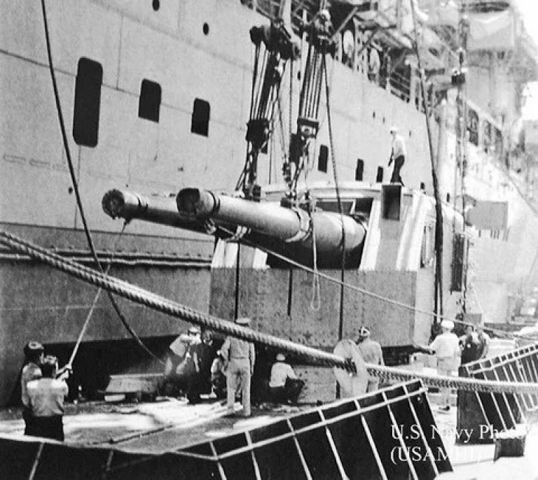       Демонтаж башен с 203-мм орудиями с авианосца «Лексингтон», Перл-Харбор, 30 марта 1942 года