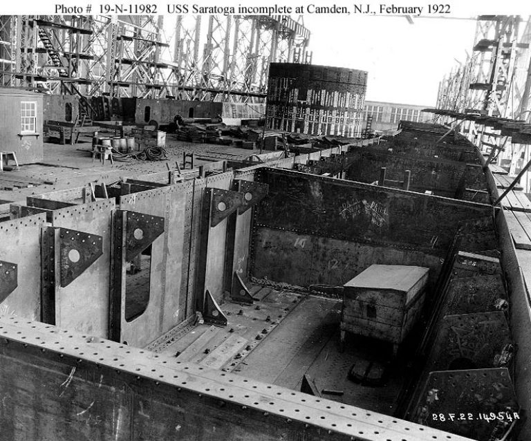       В процессе постройки линейного крейсера «Саратога», вид на внутренние палубы с правого борта, 28 февраля 1922 года