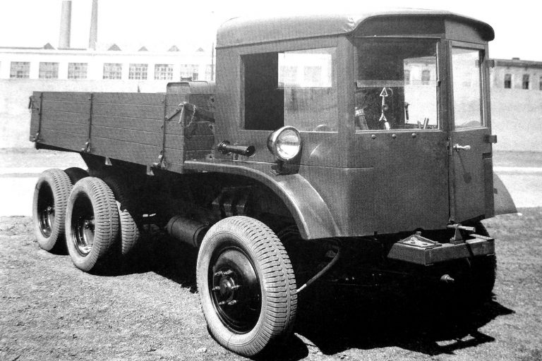  Оригинальный двухтонный тягач 6MT6 (6х4) с 48-сильным оппозитным мотором под кабиной для несения пулемётного вооружения. 1934 год