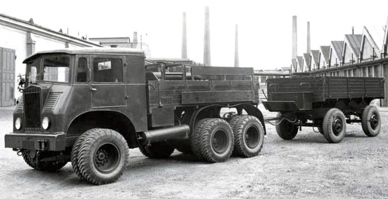 Экспериментальный восьмитонный тягач 6STP6-T (6х6) мощностью 95-100 л.с. с удлинённой кабиной и всеми двускатными колёсами. 1935 год