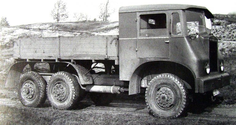 Первый трёхтонный полноприводный грузовик 6STP6 с 85-сильным бензиновым двигателем и всеми односкатными колёсами. 1932 год