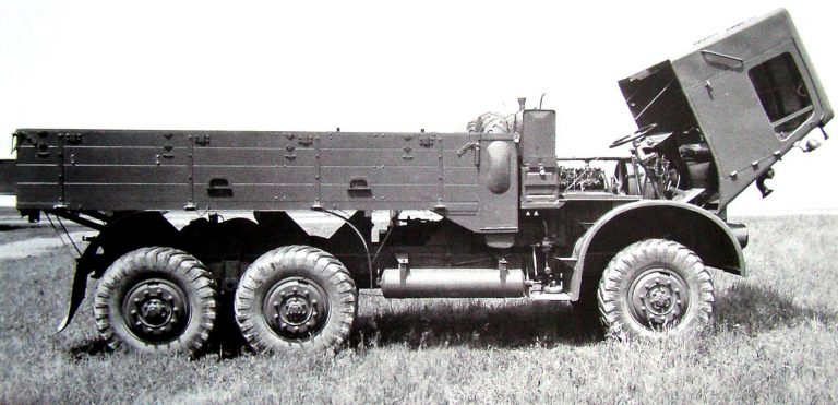 Откидывавшаяся вручную двухместная цельнометаллическая кабина на дизельном грузовике 6STP6-LD. 1936 год