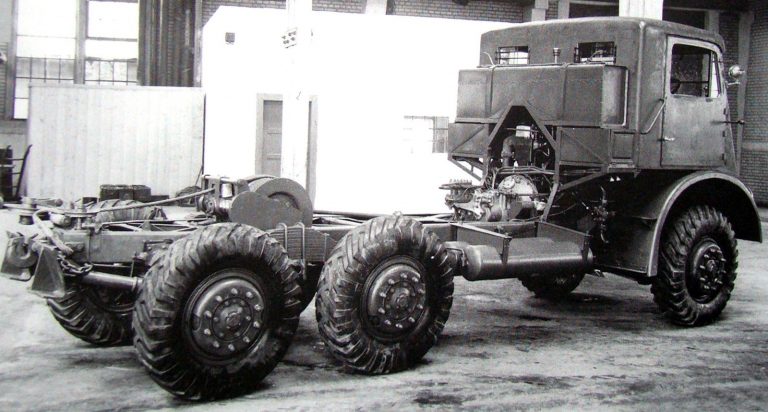 Спецшасси 6VTP6-LD для югославской армии с компрессором для накачивания шин, увеличенным запасом топлива и мощной задней лебёдкой