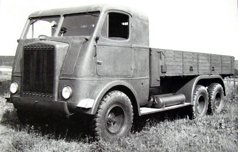 Тяжёлый полукапотный тягач 6К «Шестиколёсный колосс» с объёмной кабиной и отсеком с 13-литровым мотором. 1939-1940 гг.