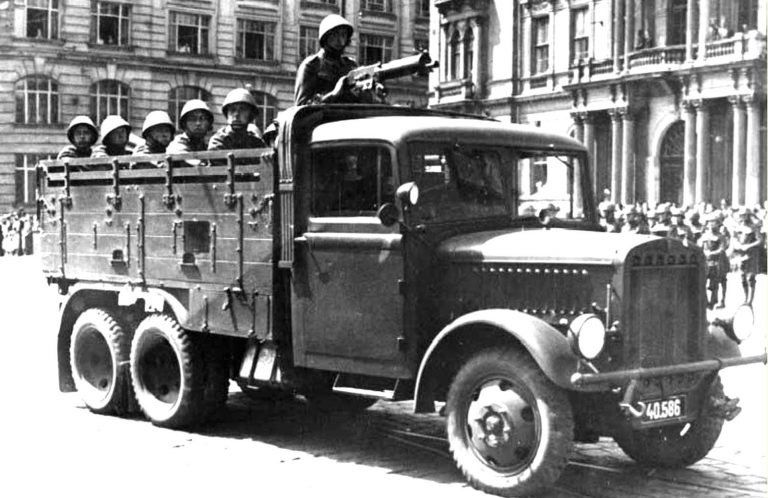 На военном параде трёхосный заднеприводный армейский грузовик Praga RV с деревянным кузовом и креплением для пулемёта. 1938 год