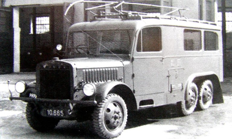 Вариант Praga RVR со специальным закрытым кузовом и антенной на крыше для полевой приёмо-передающей радиостанции. 1936-1939 гг.
