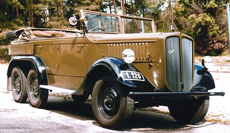 Штабная машина «Прага AV» с односкатными колёсами и открытым четырёхдверным кузовом с двумя запасными колёсами. 1936-1939 гг.