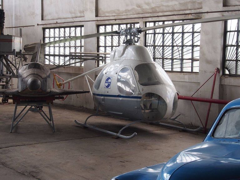  Экспериментальный вертолет В-7 в Монинском музее. На задней лопасти виден турбореактивный двигатель АИ-7. Фото Wikimedia Commons