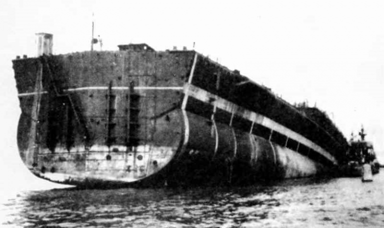       Цитадель тяжелого крейсера «Сталинград», превращенная в опытовый отсек-мишень для испытания новых образцов оружия.