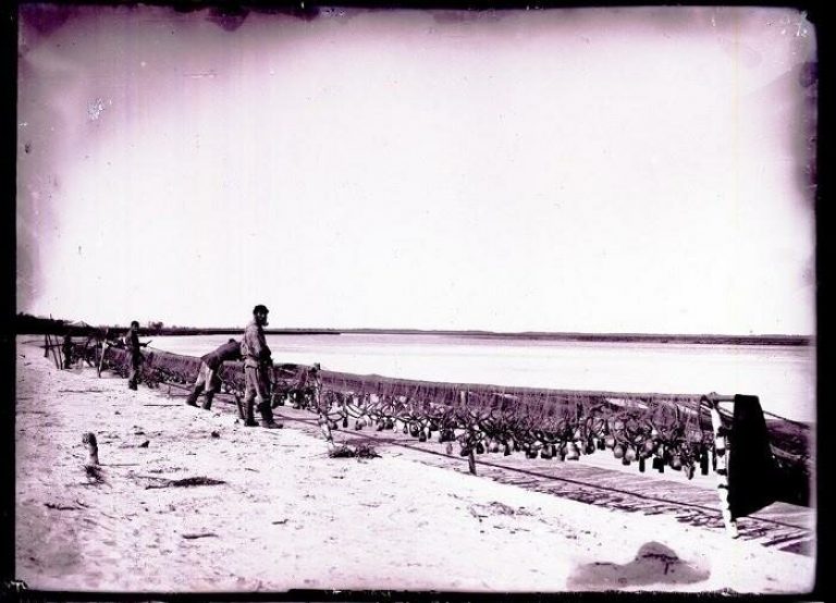        На реке Конда. Починка неводов. Фото начала ХХ века.