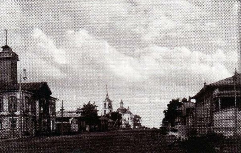        Туринск. У городской управы (здание слева). На дальнем плане видна Сретенская церковь.