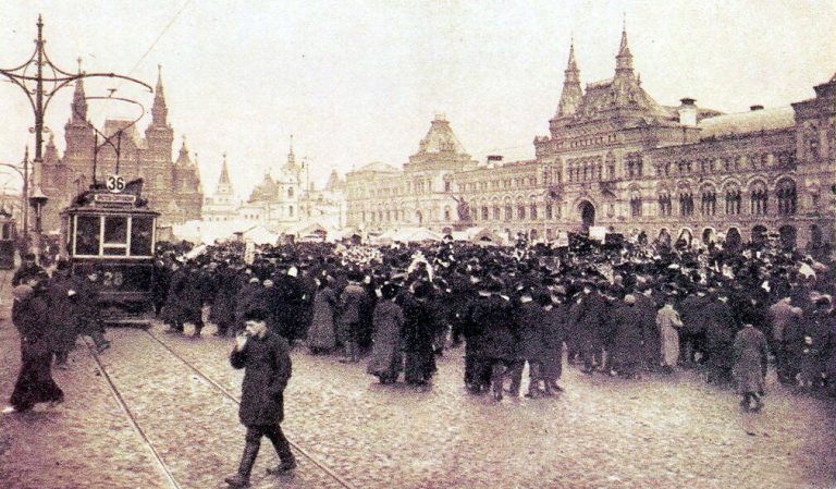        В 1913 г. по Красной площади даже трамвай ходил.
