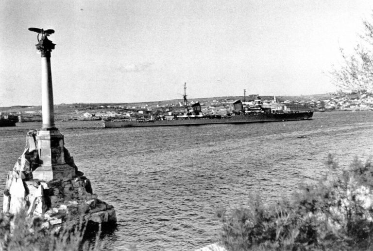 Крейсер «Молотов» в Северной бухте освобожденного Севастополя, 1944 г.