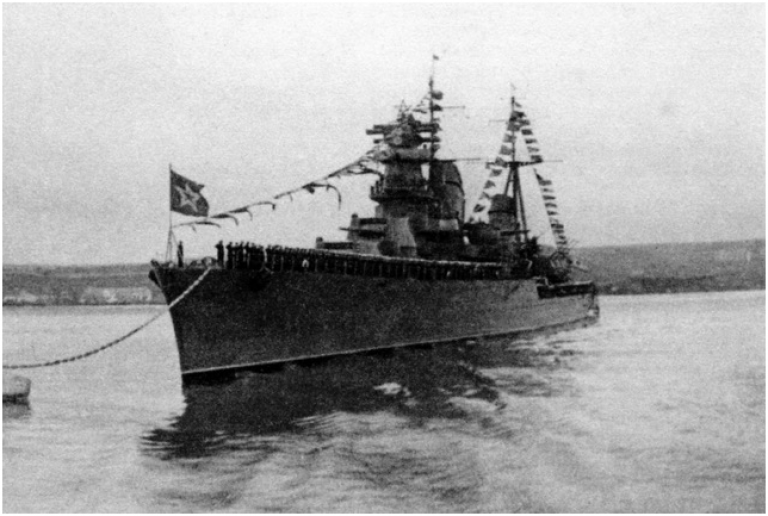  Крейсер «Молотов» на параде в Севастополе, 1945 год
