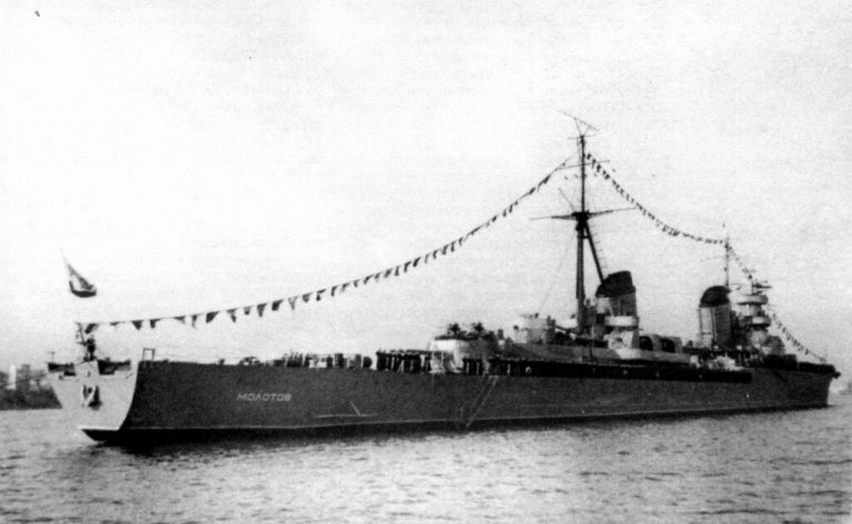  Крейсер «Молотов» на параде в Севастополе, послевоенный