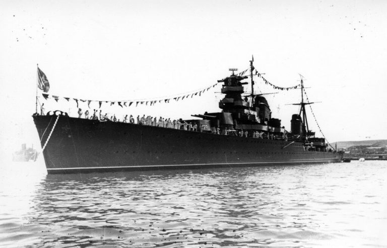  Крейсер «Молотов» на бочках в Севастополе после войны