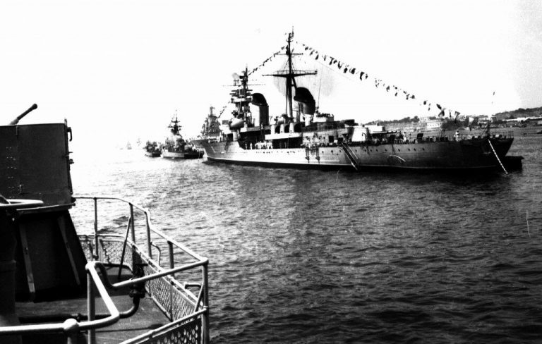       Крейсер «Слава» на параде в Севастополе, июль 1970 года