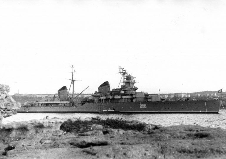     Крейсер «Слава» в Северной бухте Севастополя, 1970 год